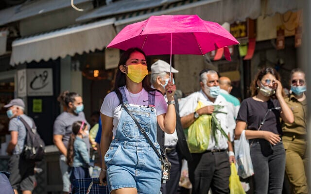Israelis shop at the Mahane Yehuda market in Jerusalem on October 22, 2020. (Olivier Fitoussi/Flash90) Israelis shop at the Mahane Yehuda market in Jerusalem on October 22, 2020. (Olivier Fitoussi/Flash90)