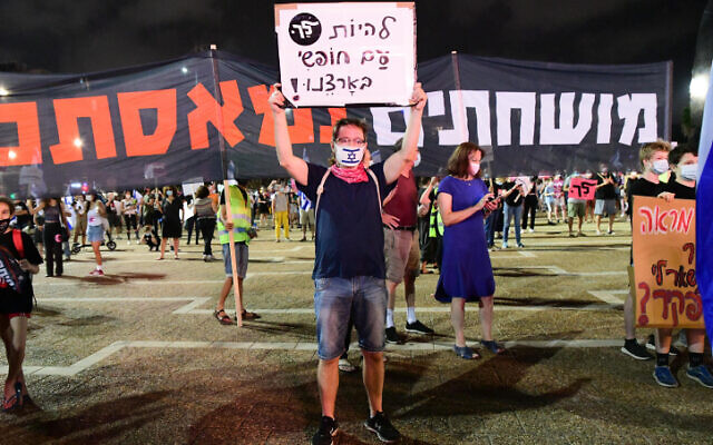 Hundreds attend a protest against Prime Minister Benjamin Netanyahu at Rabin Sqaure in Tel Aviv on October 24, 2020 (Avshalom Sassoni/Flash90)