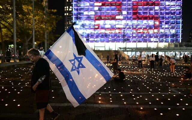 A display of 25,000 memorial candles in honor of the 25th anniversary of the assassination of Prime Minister Yitzhak Rabin at Rabin Square in Tel Aviv, October 29, 2020. (Tomer Neuberg/Flash90)