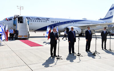 US officials make statements at Ben Gurion Airport ahead of the first direct Israel-Bahrain passenger flight. October 18, 2020 (Haim Tzach/GPO)