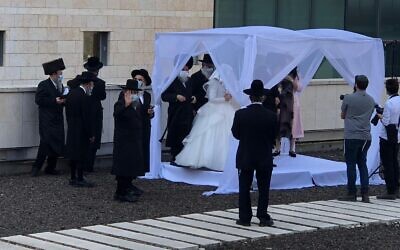 A couple marry at Jerusalem's Hadassah Ein Kerem Hospital, where the groom's father was hospitalized with COVID-19, October 18, 2020 (Avi Hayon via Hadassah Ein Kerem Hospital)