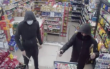 A pair of suspects rob a supermarket in Holon on October 9, 2020. (Screen capture/Channel 12)