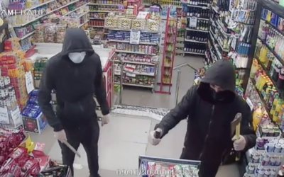 A pair of suspects rob a supermarket in Holon on October 9, 2020. (Screen capture/Channel 12)