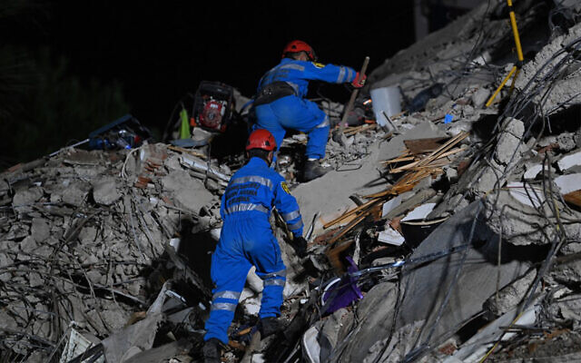 Rescuers search for survivors among the rubble of a collapsed building after a powerful earthquake struck Turkey's western coast and parts of Greece, in Izmir, in the early hours of October 31, 2020. (Ozan Kose/AFP) Rescuers search for survivors among the rubble of a collapsed building after a powerful earthquake struck Turkey's western coast and parts of Greece, in Izmir, in the early hours of October 31, 2020. (Ozan Kose/AFP)
