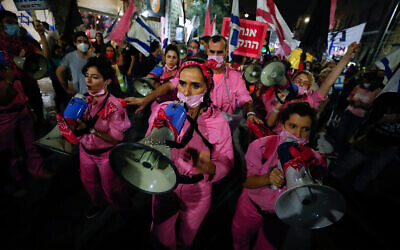Israelis protest against Prime Minister Benjamin Netanyahu in Jerusalem, October 31, 2020. (Olivier Fitoussi/Flash90)