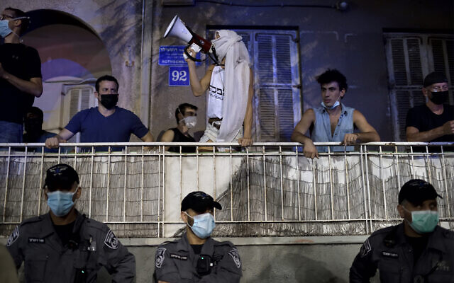 Protesters rally against Prime Minister Benjamin Netanyahu in Tel Aviv, October 6, 2020. (Gili Yaari /Flash90) Protesters rally against Prime Minister Benjamin Netanyahu in Tel Aviv, October 6, 2020. (Gili Yaari /Flash90)