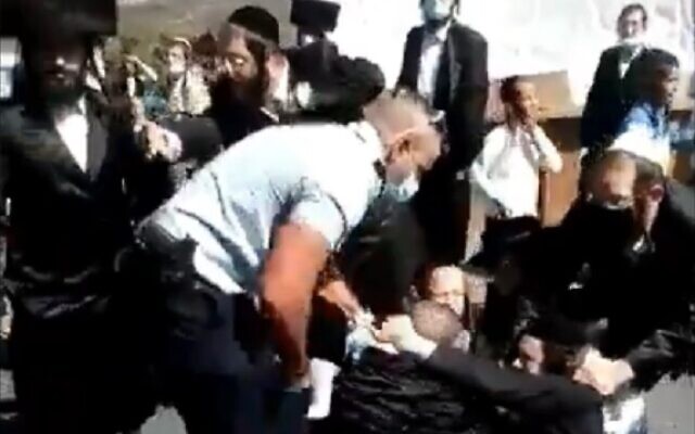 Police in Beit Shemesh in conflict with ultra-Orthodox men on October 6, 2020. (video screenshot) Police in Beit Shemesh in conflict with ultra-Orthodox men on October 6, 2020. (video screenshot)