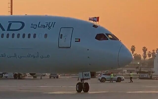 Etihad plane lands at Ben Gurion, October 19, 2020 (Screen grab/Kan) Etihad plane lands at Ben Gurion, October 19, 2020 (Screen grab/Kan)