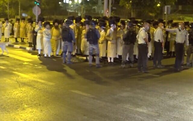 A mass funeral in Jerusalem on October 5, 2020 (screen capture via Kikar Hashabat)