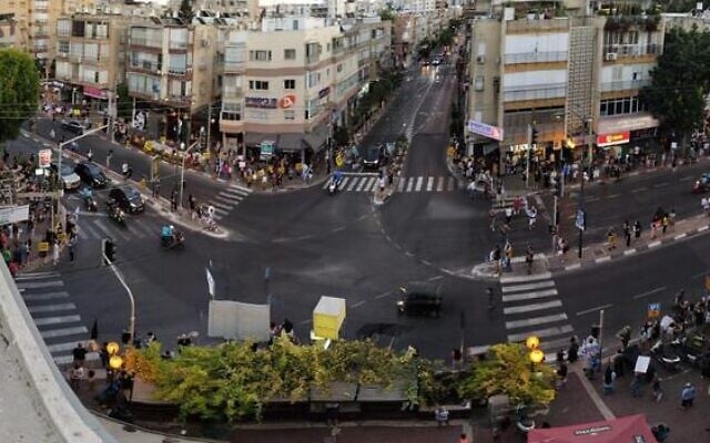 Demonstrators protest against Prime Minister Benjamin Netanyahu in Givatayim on October 3, 2020 (Black Flags) Demonstrators protest against Prime Minister Benjamin Netanyahu in Givatayim on October 3, 2020 (Black Flags)