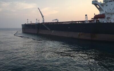 Clean up efforts underway at the site of an oil spill some 3 kilometers off Ashkelon's coast, October 30, 2020. (Environmental Protection Ministry)