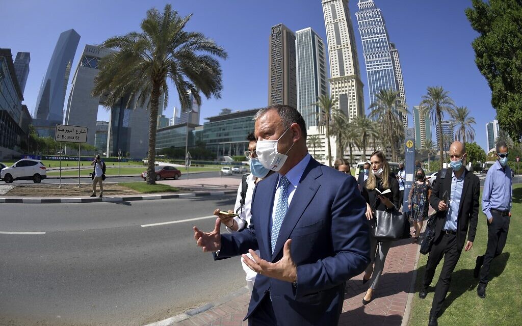 Erel Margalit, founder and chairman of Jerusalem Venture Partners (JVP), visits with members of Israeli high-tech delegation the Dubai Financial Market (DFM) on October 27, 2020. - Israel's government gave final approval to the normalisation of ties with the United Arab Emirates, an official statement said, after lawmakers ratified the pact earlier this month. (Photo by Karim SAHIB / AFP)