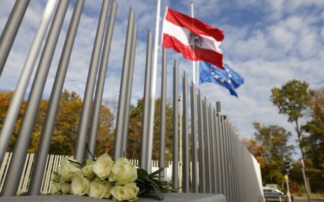 A bouquet of white roses placed at the Austrian embassy in Berlin on November 3, 2020 after multiple shootings in the center of Vienna, Austria. (Odd ANDERSEN/AFP)