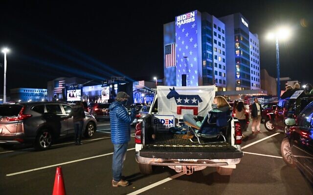 Supporters of Democratic presidential nominee and former Vice President Joe Biden wait for election results outside the Chase Center in Wilmington, Delaware on November 3, 2020. (ROBERTO SCHMIDT / AFP) Supporters of Democratic presidential nominee and former Vice President Joe Biden wait for election results outside the Chase Center in Wilmington, Delaware on November 3, 2020. (ROBERTO SCHMIDT / AFP)