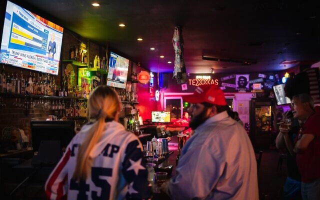 People watch as the election results come in at a pro US President Donald Trump watch party at the Rockin Cigar Bar, in defiance of a county wide shutdown order, in El Paso, Texas on November 3, 2020. (Justin HAMEL / AFP) People watch as the election results come in at a pro US President Donald Trump watch party at the Rockin Cigar Bar, in defiance of a county wide shutdown order, in El Paso, Texas on November 3, 2020. (Justin HAMEL / AFP)