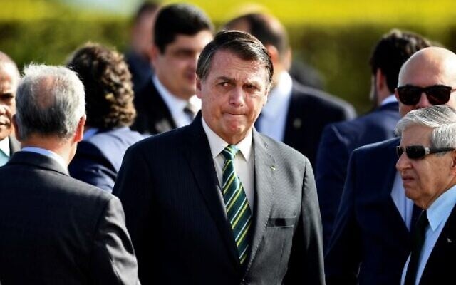 Brazilian President Jair Bolsonaro (C)  during the national flag-raising ceremony before a ministerial meeting at the Alvorada Palace in Brasilia, on October 27, 2020. (Evaristo Sa/AFP)