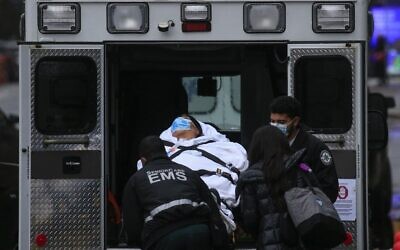 A patient is transported outside of Tisch Hospital in New York on November 13, 2020 (Kena Betancur / AFP)