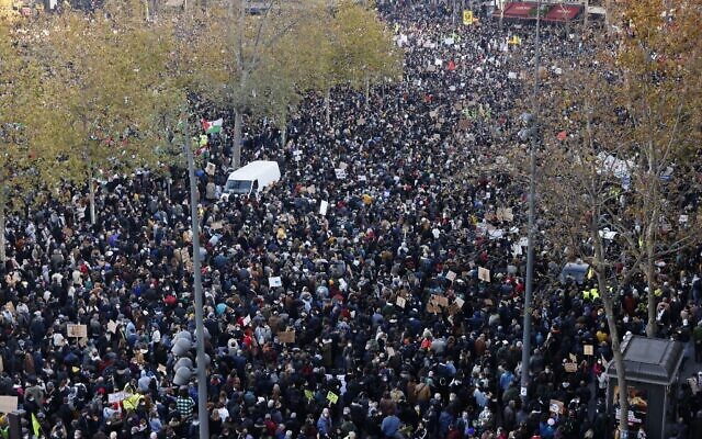 People gather on the Place de La Republique square during a protest against the 'global security' draft law' in Paris, on November 28, 2020. (THOMAS COEX / AFP) People gather on the Place de La Republique square during a protest against the 'global security' draft law' in Paris, on November 28, 2020. (THOMAS COEX / AFP)