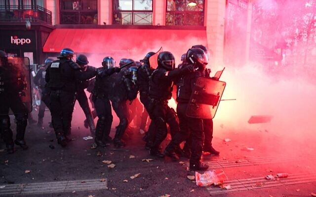 French riot police officers takes cover during a during a protest against the 'global security' draft law' in Paris, on November 28, 2020. (Alain JOCARD / AFP) French riot police officers takes cover during a during a protest against the 'global security' draft law' in Paris, on November 28, 2020. (Alain JOCARD / AFP)