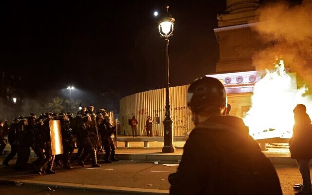 French riot police officers take position during a demonstration against the 'global security' draft law' in Paris, on November 28, 2020. (THOMAS COEX / AFP) French riot police officers take position during a demonstration against the 'global security' draft law' in Paris, on November 28, 2020. (THOMAS COEX / AFP)