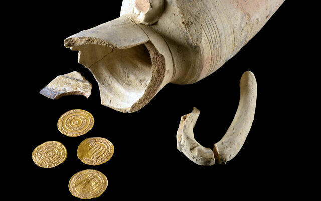 Jar and gold coins discovered near Jerusalem's Western Wall (Dafna Gazit, Israel Antiquities Authority)