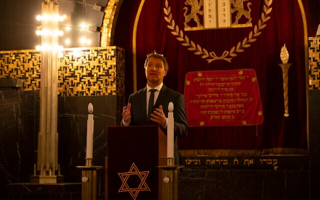 Rene de Reuver, speaking on behalf of the General Synod of the Protestant Church in the Netherlands, reads a statement at the Rav Aron Schuster Synagogue in Amsterdam, Netherlands, November 8, 2020. (AP Photo/Peter Dejong) Rene de Reuver, speaking on behalf of the General Synod of the Protestant Church in the Netherlands, reads a statement at the Rav Aron Schuster Synagogue in Amsterdam, Netherlands, November 8, 2020. (AP Photo/Peter Dejong)