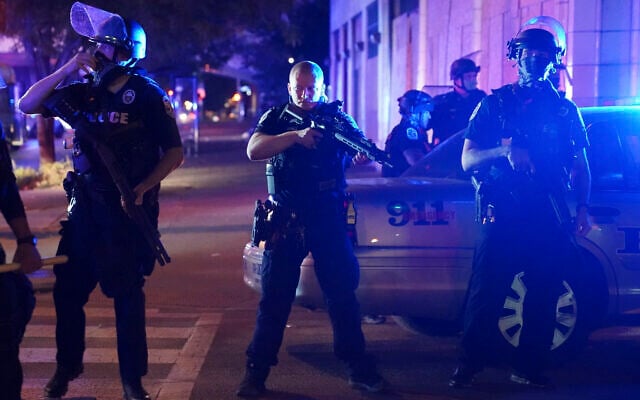 Illustrative: Police stand at an intersection after an officer was shot on September 23, 2020, in Louisville, Kentucky. (AP/John Minchillo) Illustrative: Police stand at an intersection after an officer was shot on September 23, 2020, in Louisville, Kentucky. (AP/John Minchillo)