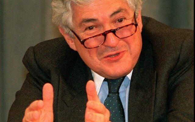 World Bank President James Wolfensohn holds a news conference in Moscow, October 27, 1995. (AP PHOTO/Misha Japaridze) World Bank President James Wolfensohn holds a news conference in Moscow, October 27, 1995. (AP PHOTO/Misha Japaridze)