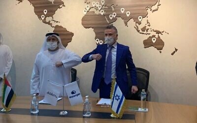 Watergen's president and CEO, Michael Mirilashvili, and Khadim Al Darei, vice chairman and co-founder of Al-Dahra in Abu Dhabi, Nov. 25, 2020 (Courtesy)