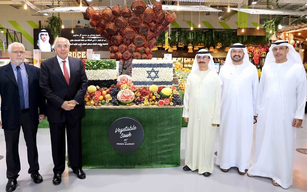 DP World and Israeli Agrexco officials at the Fresh Market in Dubai, Nov. 2020 (DP World)