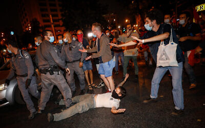 Police clash with anti-Netanyahu demonstrators during a protest against Israeli prime minister Benjamin Netanyahu, and in memory of assasinated prime minister Yitzhak Rabin, in Jerusalem, on October 31, 2020. (Olivier Fitoussi/Flash90)