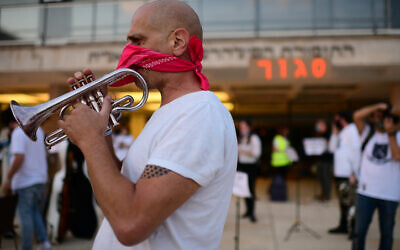 Israelis artists protest against the COVID-19 lockdown, on November 8, 2020 in Tel Aviv. (Tomer Neuberg/Flash90)