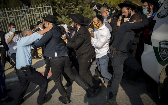 Israeli police officers try to contain a crowd of yeshiva students during the funeral of late Rabbi David Feinstein on November 9, 2020 in Jerusalem. (Yonatan Sindel/Flash90) Israeli police officers try to contain a crowd of yeshiva students during the funeral of late Rabbi David Feinstein on November 9, 2020 in Jerusalem. (Yonatan Sindel/Flash90)