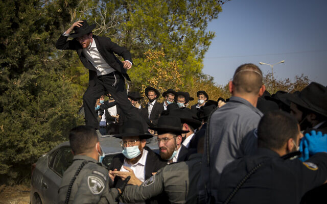 Israeli police officers try to contain a crowd of yeshiva students during the funeral of late Rabbi David Feinstein on November 9, 2020 in Jerusalem. (Yonatan Sindel/Flash90) Israeli police officers try to contain a crowd of yeshiva students during the funeral of late Rabbi David Feinstein on November 9, 2020 in Jerusalem. (Yonatan Sindel/Flash90)