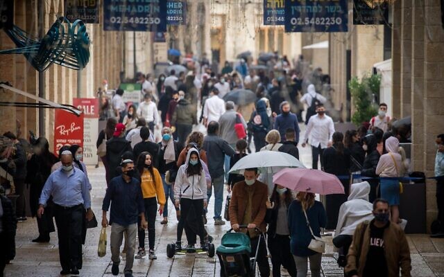 People shop in Jerusalem on November 12, 2020 (Yonatan Sindel/Flash90) People shop in Jerusalem on November 12, 2020 (Yonatan Sindel/Flash90)