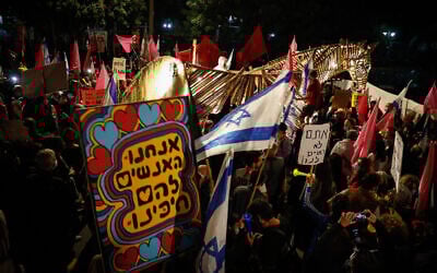 People protest against Prime Minister Benjamin Netanyahu in Jerusalem, on November 14, 2020 (Olivier Fitoussi/Flash90)