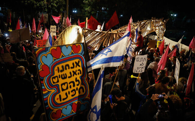 People protest against Prime Minister Benjamin Netanyahu in Jerusalem, on November 14, 2020 (Olivier Fitoussi/Flash90) People protest against Prime Minister Benjamin Netanyahu in Jerusalem, on November 14, 2020 (Olivier Fitoussi/Flash90)