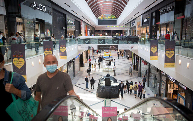 People shop at the Ayalon Mall in Ramat Gan, November 20, 2020. (Miriam Alster/Flash90)