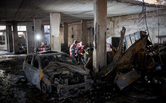 The scene where a fire broke out in a building complex in the Romema neighborhood of Jerusalem on November 24, 2020 (Yonatan Sindel/Flash90)