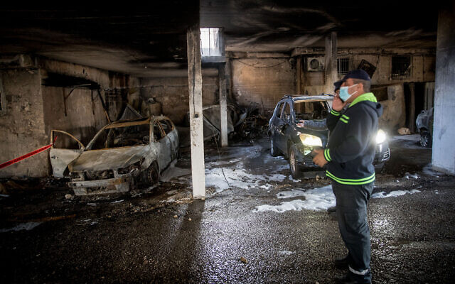 The scene where a fire broke out in a building complex in the Romema neighborhood of Jerusalem on November 24, 2020 (Yonatan Sindel/Flash90)
