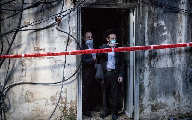 The scene where a fire broke out in a building complex in the Romema neighborhood of Jerusalem on November 24, 2020 (Yonatan Sindel/Flash90)
