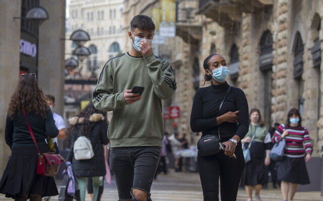 Israelis wearing face masks shop at the Mamilla Mall in Jerusalem on November 25, 2020. (Olivier Fitoussi/Flash90) Israelis wearing face masks shop at the Mamilla Mall in Jerusalem on November 25, 2020. (Olivier Fitoussi/Flash90)