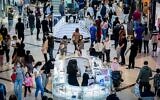 Israelis shop at the Ayalon Mall in Ramat Gan after it reopened, November 27, 2020. (Avshalom Sassoni/Flash90)
