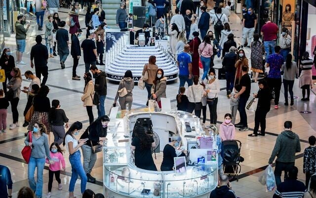 Israelis shop at the Ayalon Mall in Ramat Gan after it reopened, November 27, 2020. (Avshalom Sassoni/Flash90) Israelis shop at the Ayalon Mall in Ramat Gan after it reopened, November 27, 2020. (Avshalom Sassoni/Flash90)