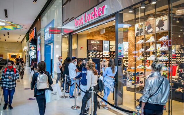 People shop at the Ayalon Mall in Ramat Gan on November 29, 2020. (Flash90) People shop at the Ayalon Mall in Ramat Gan on November 29, 2020. (Flash90)