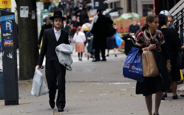 People walk through Williamsburg, one of several Orthodox neighborhoods in Brooklyn with rising COVID-19 rates, on October 1, 2020. (Spencer Platt/Getty Images) People walk through Williamsburg, one of several Orthodox neighborhoods in Brooklyn with rising COVID-19 rates, on October 1, 2020. (Spencer Platt/Getty Images)
