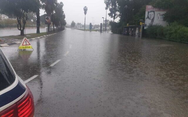 Flooding on Tel Aviv's Rokah Boulevard, November 21, 2020 (Israel Police)