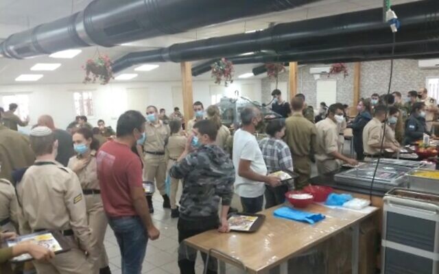 Israeli soldiers break social distancing rules in a dining room in the military's Kirya headquarters in Tel Aviv on November 9, 2020. (Screen capture: Courtesy) Israeli soldiers break social distancing rules in a dining room in the military's Kirya headquarters in Tel Aviv on November 9, 2020. (Screen capture: Courtesy)