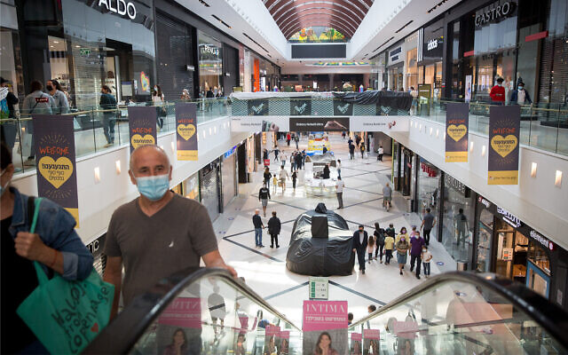 People shop at the Ayalon Mall in Ramat Gan after it opened in violation of lockdown restrictions, November 20, 2020. (Miriam Alster/Flash90) People shop at the Ayalon Mall in Ramat Gan after it opened in violation of lockdown restrictions, November 20, 2020. (Miriam Alster/Flash90)