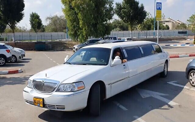 The limousine that collected social media star Prisilia Kashty from jail after she was imprisoned for killing an 82-year-old man in a hit and run, November 11, 2020 (Screen grab/Channel 12) The limousine that collected social media star Prisilia Kashty from jail after she was imprisoned for killing an 82-year-old man in a hit and run, November 11, 2020 (Screen grab/Channel 12)
